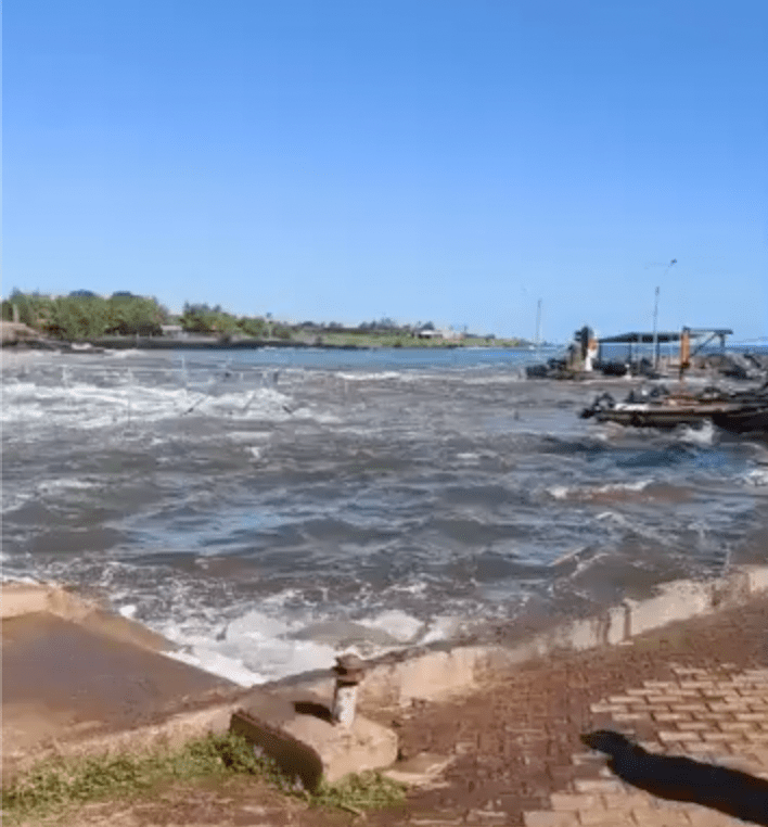 网上影片可见海水涌上复活节岛滩岸。X@JunyzConstant影片截图 网上影片可见海水涌上复活节岛滩岸。X@JunyzConstant影片截图