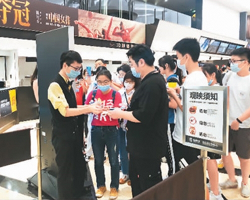 有觀眾稱影院爆滿,僅剩前排幾個位置。新華社資料圖片