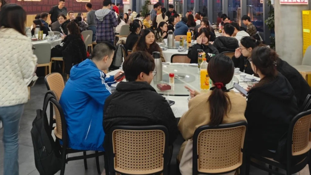 深圳年三十晚的團年飯訂枱情況火爆，許多食肆已經爆滿。小紅書