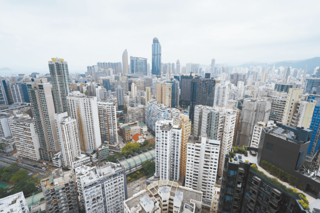 单位属顶层户，由厅便可俯瞰开扬九龙塘市区美景。