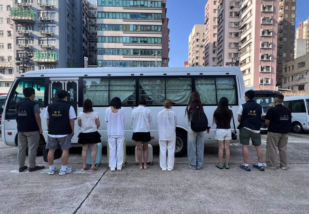 行動中，人員拘捕12名內地女子及2名外籍女子，年齡介乎18歲至37歲，涉嫌「違反逗留條件」。警方提供