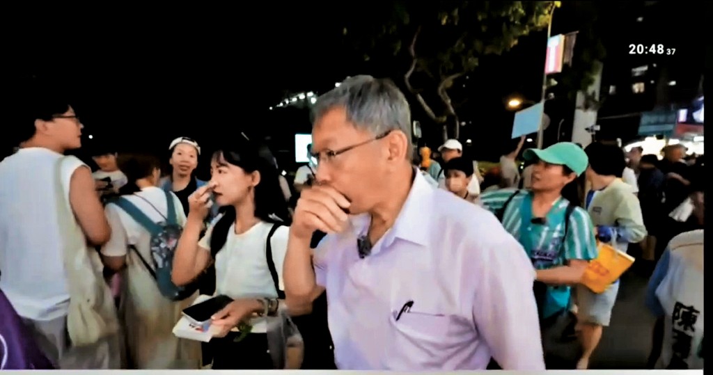 柯文哲遭噴灑辣椒水，面露不適掩口咳嗽。