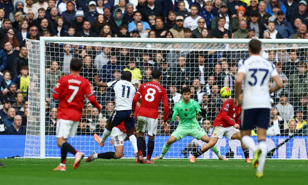 拉文斯今場兩度被破門，但亦有關鍵撲救。路透社