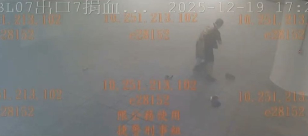 張文19日犯案時不斷換裝扮路人及使用不同交通工具逃走。中時