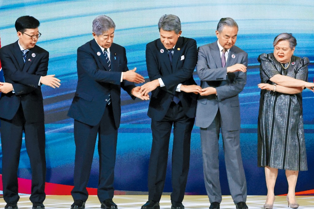 日本外相岩屋毅（左二）、中國外長王毅（右二）等在吉隆坡會面。