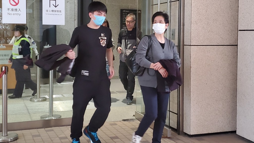 被告賴凱倫（左，黑衣）。