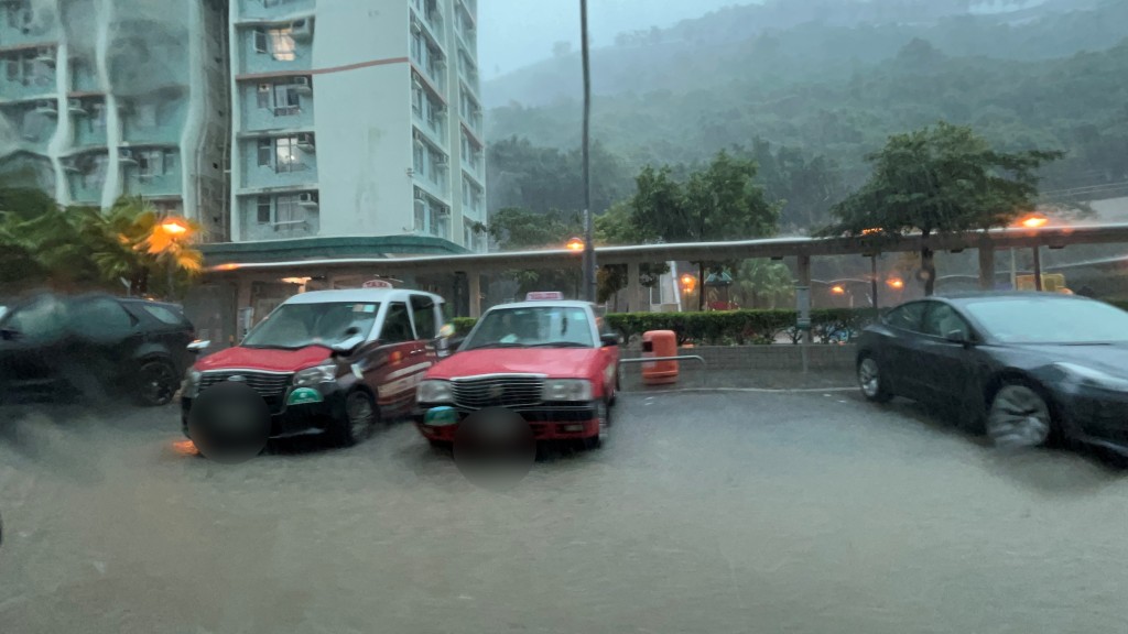 柴灣道嚴重水浸,車胎被浸過。蔡楚輝攝 柴灣道嚴重水浸,車胎被浸過。蔡楚輝攝