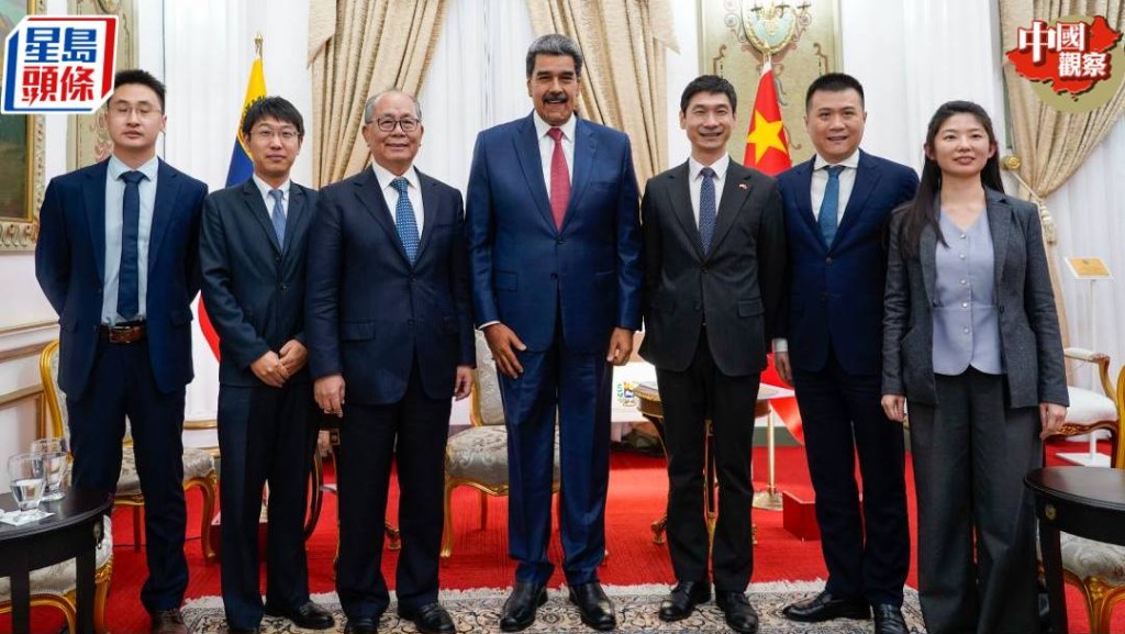 委內瑞拉總統馬杜羅（中）1月2日在總統府會見中國特使邱小琪（左三）率領的代表團。 馬杜羅FB