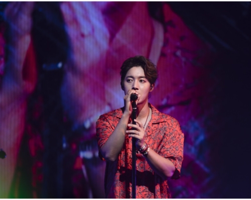 金賢重在大阪舉行一連兩場的演唱會，為今年的世界巡迴演唱會揭開序幕。