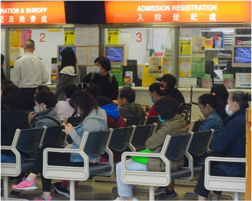 多間公立醫院急症室出現病人滯候入院情況。