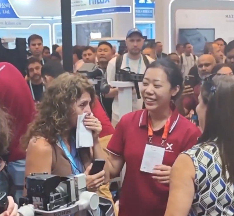 亲友感动洒泪。