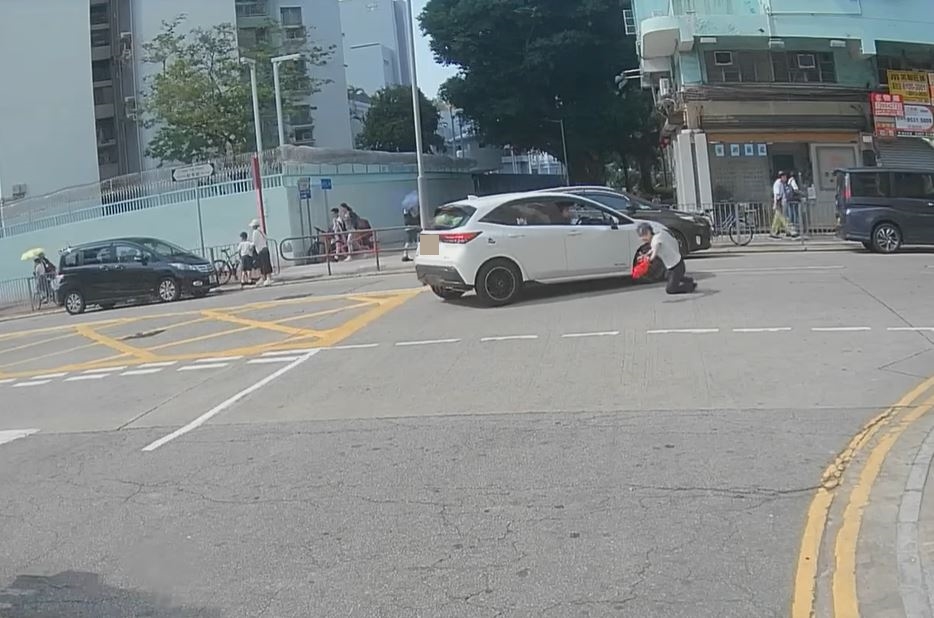 女事主被撞跌滾地受傷。fb車cam L（香港群組）影片截圖