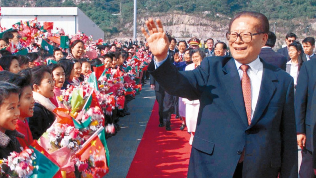 江澤民身經百戰談笑風生。資料相片