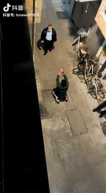 一名懷疑是菲漢朋友的綠衫男子拱手跪在地上。