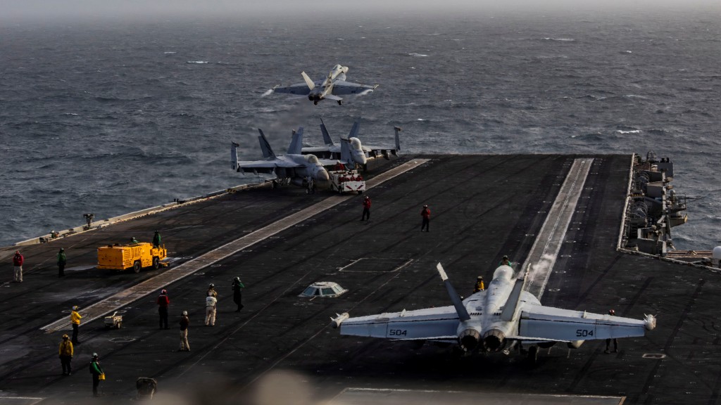 美國航空母艦林肯號(USS Abraham Lincoln)傳出多次發生水兵因不堪壓力而試圖跳海輕生事件。路透社
