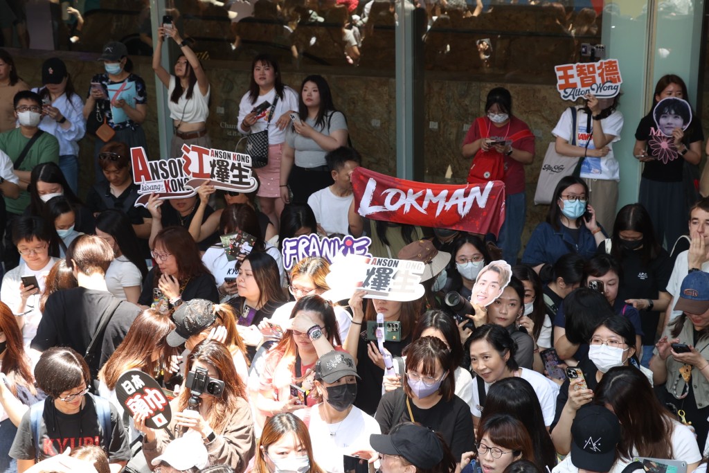 旺角朗豪坊附近一早有大批Fans守候偶像。 旺角朗豪坊附近一早有大批Fans守候偶像。