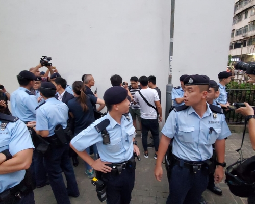 有警員截查聚集人士
