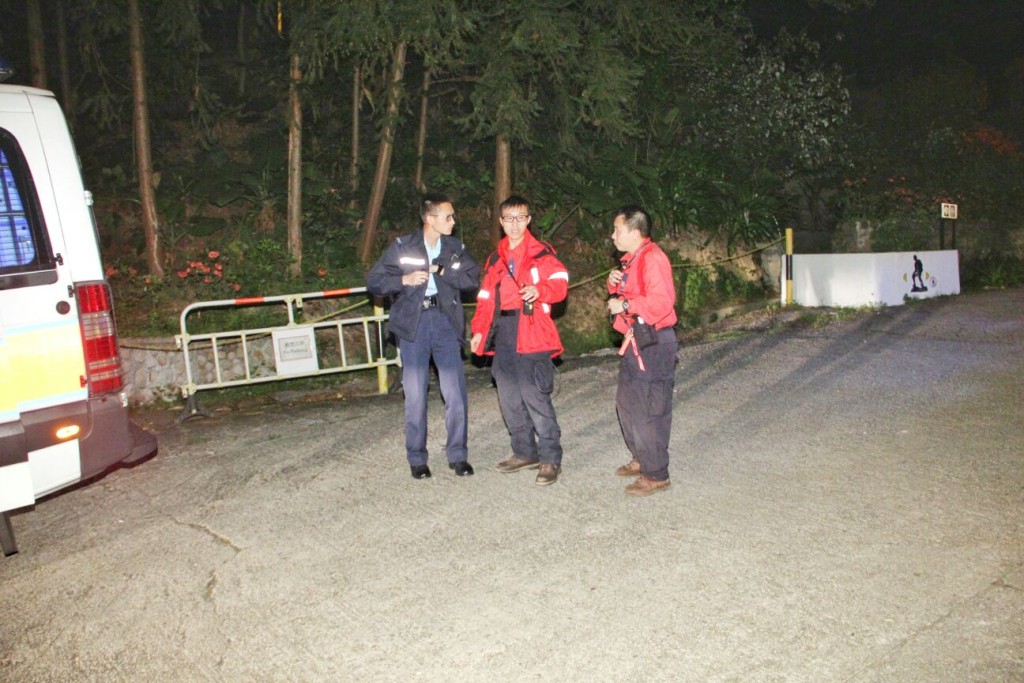 大批消防、警方及民安队员登山进行搜索。