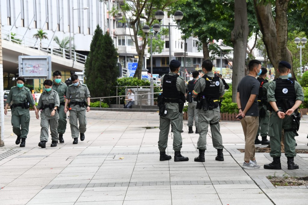 維園足球場暫時關閉,防暴警在維園出入口把守及巡邏。
