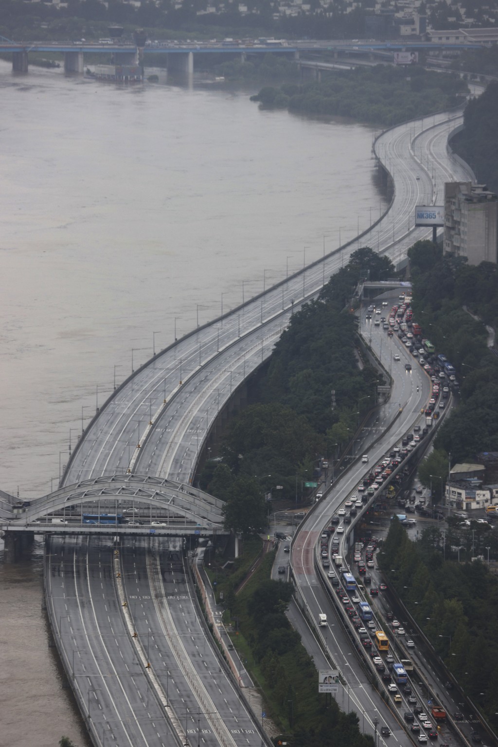 大雨導致漢江水位上升。 AP