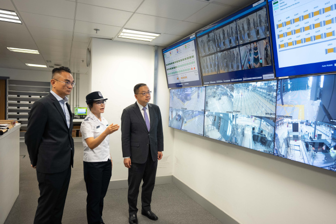 郭俊峯與汪奇今日(24日)到港珠澳大橋、深圳灣及香園圍管制站,了解為應對中秋假期及黃金周期間出入境人流車流而做的準備工作。 郭俊峯與汪奇今日(24日)到港珠澳大橋、深圳灣及香園圍管制站,了解為應對中秋假期及黃金周期間出入境人流車流而做的準備工作。