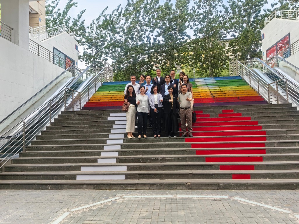 何永賢（前排右二）到訪屬國有企業的北京保障房中心有限公司發展的社會保障性住房項目時合照。政府新聞處