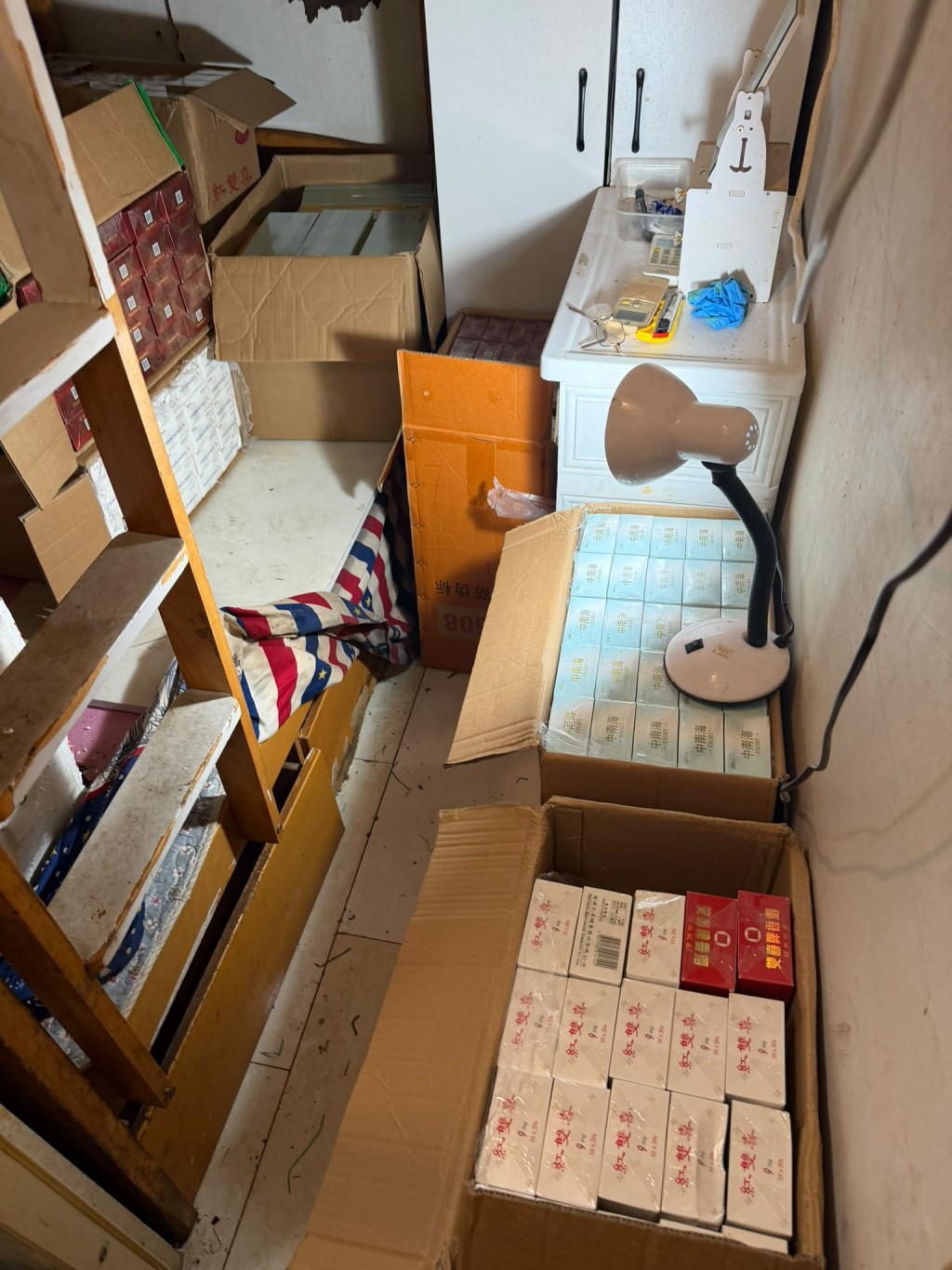 人員在診所內檢獲約10萬支懷疑私煙,估計市值約44萬元。 人員在診所內檢獲約10萬支懷疑私煙,估計市值約44萬元。