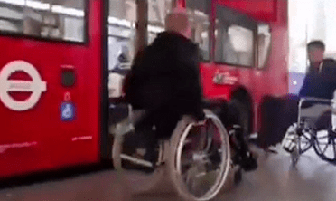 估計由於每部巴士只有一個輪椅位，後來者欲爭上巴士。