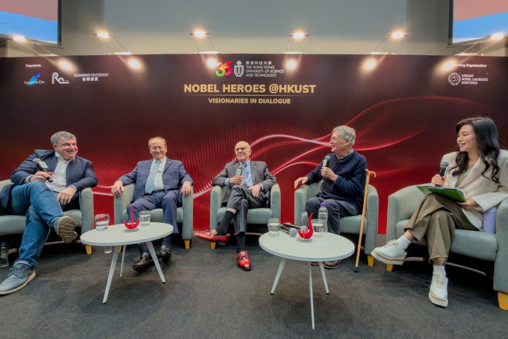 「爐邊對談」環節由羅寶文主持,4名諾獎得主分享科研歷程與人生感悟。何家豪攝 「爐邊對談」環節由羅寶文主持,4名諾獎得主分享科研歷程與人生感悟。何家豪攝