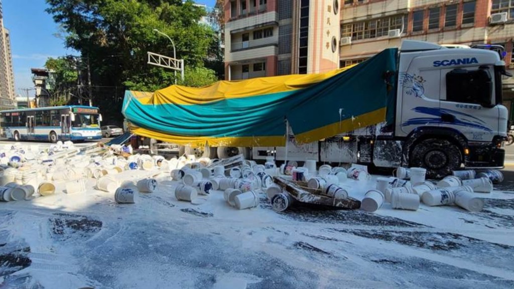 貨車上50桶油漆掉落馬路上。中時