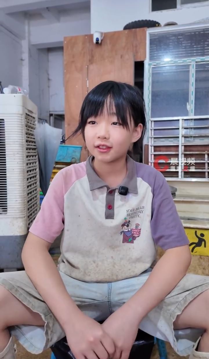 11歲顧家女孩洪琛利落的劏魚手法在網上爆紅。瀟湘晨報