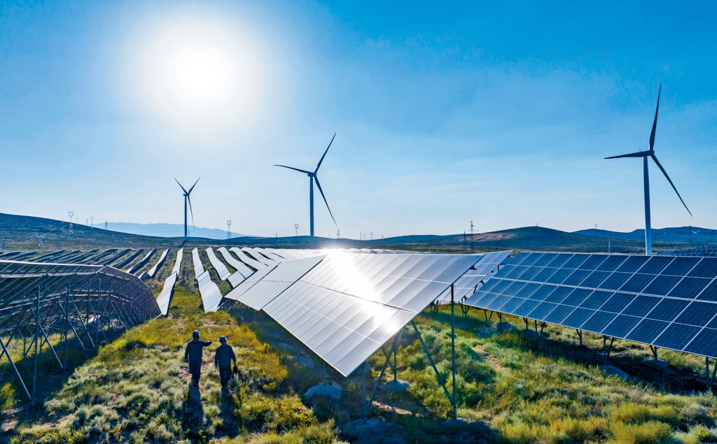 工人們在寧夏太陽能光伏電站檢查光伏板。