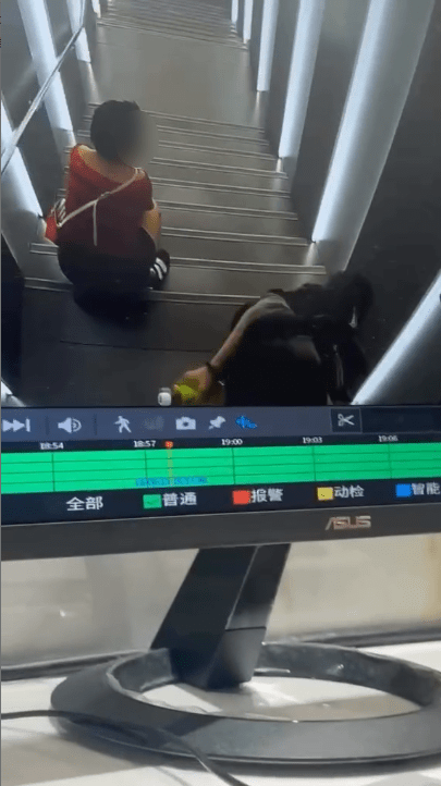 另一段CCTV影片發生於本月10日傍晚,一名陌生女子蹲在梯間疑似小便。(THREADS影片截圖) 另一段CCTV影片發生於本月10日傍晚,一名陌生女子蹲在梯間疑似小便。(THREADS影片截圖)