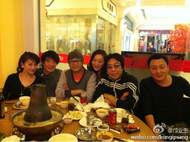 儿子邝澄峰曾私下约艺人朋友到酒楼，假装凑巧碰见爸爸邝业生（右二）。
