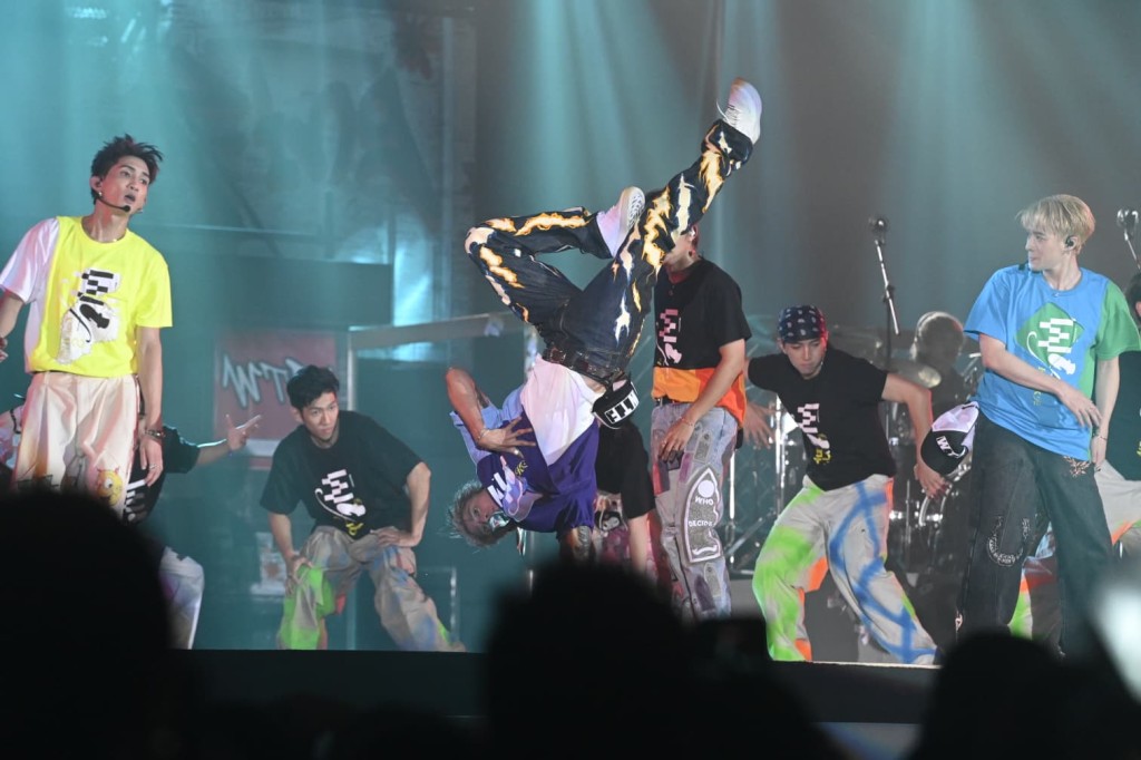 AK笑說:「下次唔用手倒立囉!下次技藝再提升!其實每次開騷都想將所有嘅技能再做好啲,同埋加啲新嘢。」 AK笑說:「下次唔用手倒立囉!下次技藝再提升!其實每次開騷都想將所有嘅技能再做好啲,同埋加啲新嘢。」