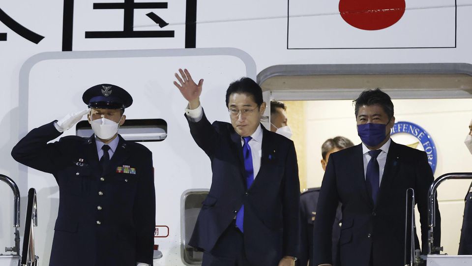 岸田文雄周日晚在羽田機場準備出發訪問G7五國。 美聯社