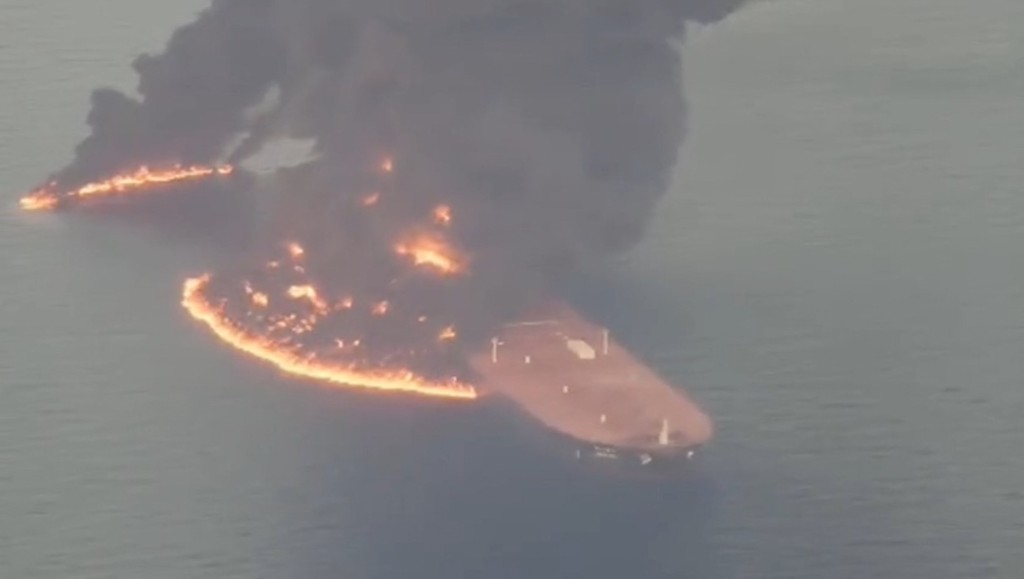 满载原油的巴拿马籍超级油轮「宝石2号」在霍尔木兹海峡附近触雷爆炸。路透社