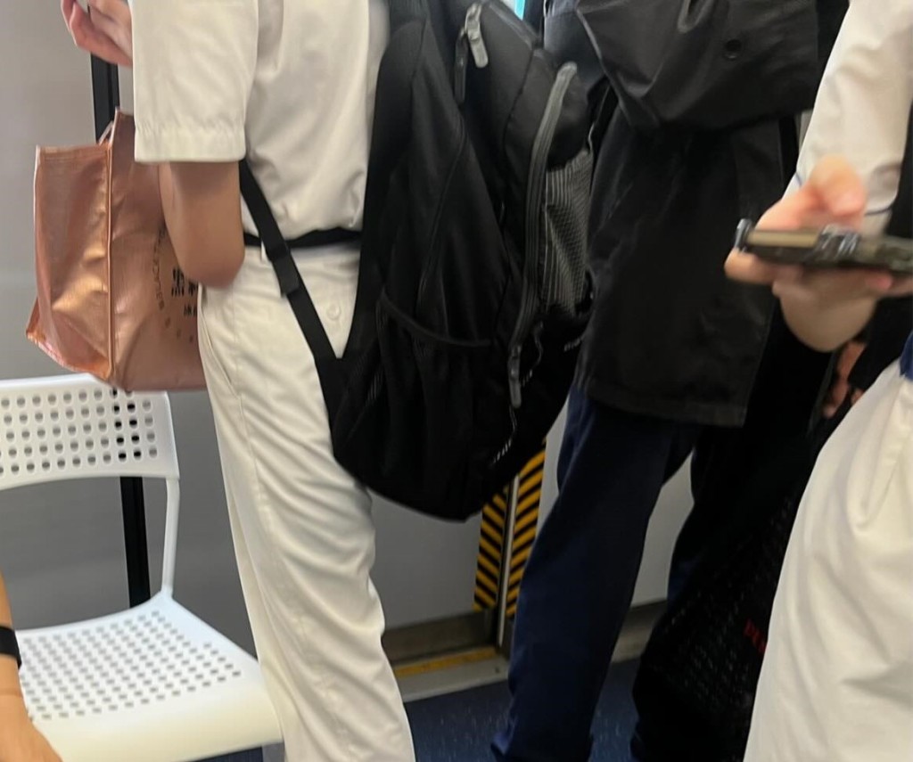 有人則笑言「一緊急煞車就飛出去」 ，並指「差兩張凳同一張麻雀枱」。Threads截圖