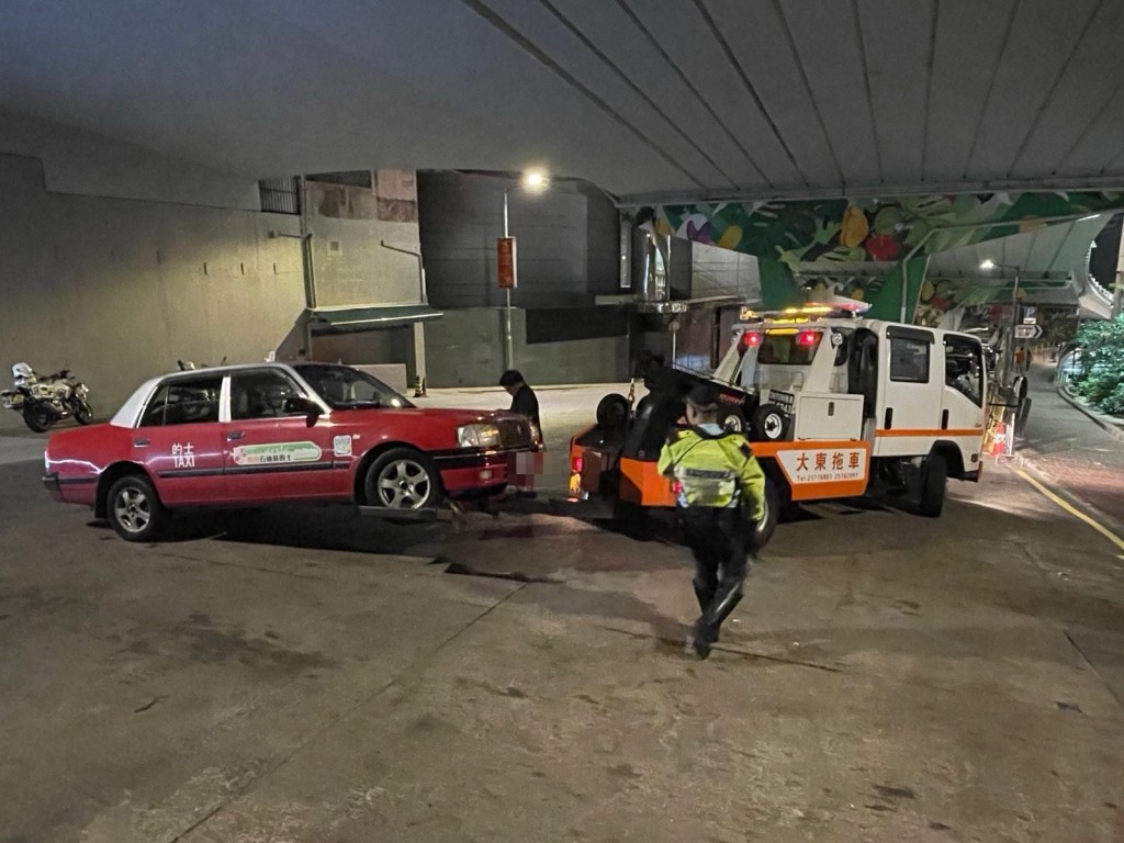 警方拖走涉嫌違反《道路交通(車輛構造及保養)規例》之的士。