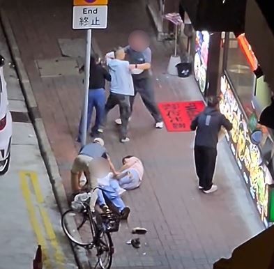 淺衫男與女伴雙雙跌倒地上，深灰男欲衝前進攻。fb 車cam L（香港群組）