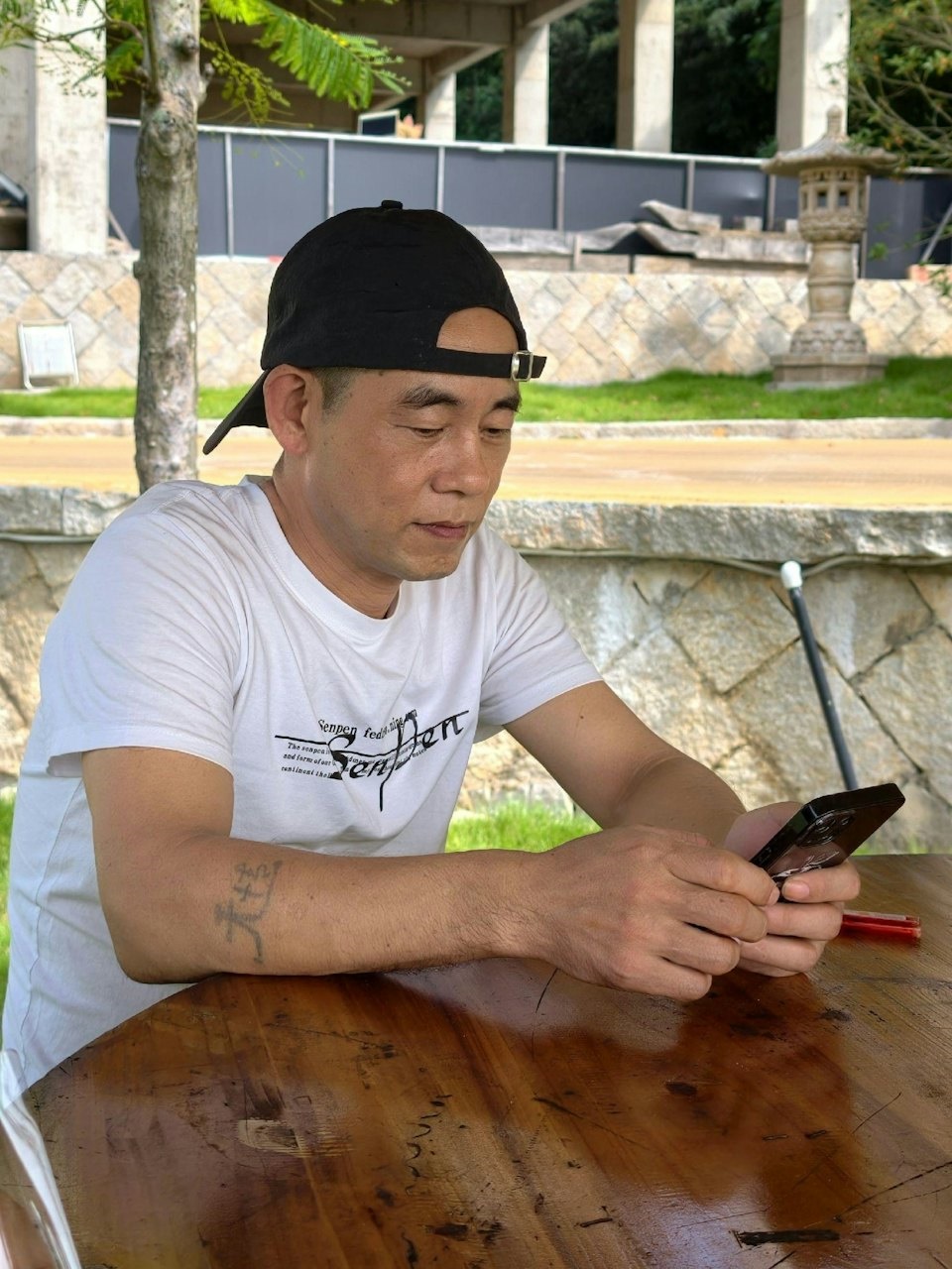 該名工人否認是陳小春弟弟。 該名工人否認是陳小春弟弟。