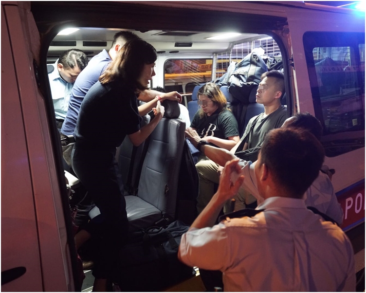 案中有人被帶上警車。現場觀眾提供