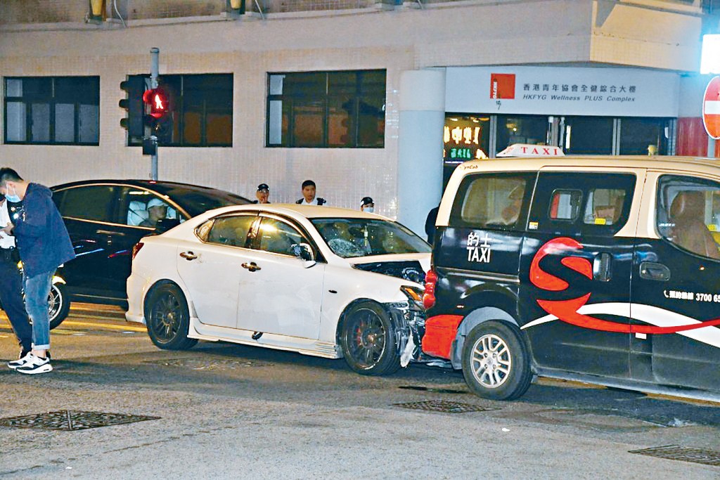 涉事白色「毒車」橫衝直撞後,於元州街九江街交界撞到一部的士後停下。