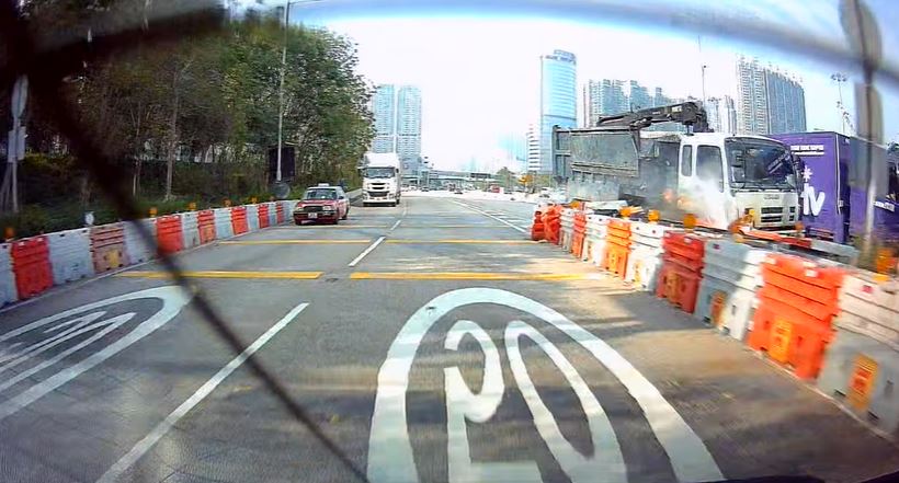 紫色貨車未有讓路。fb 車cam L（香港群組）  Yuk Wong