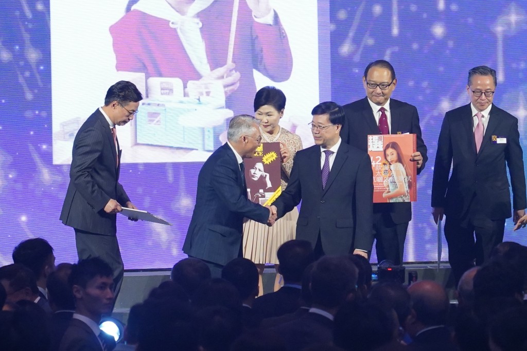 消委会主席陈锦荣与行政长官李家超握手。