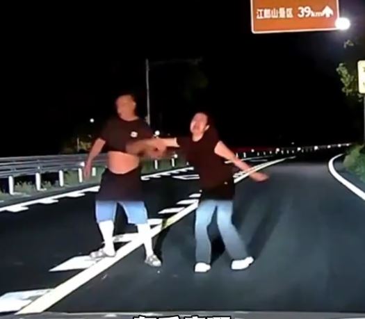 浙江女子心情不好走出馬路攔車，被母親一巴掌打飛眼鏡拉回。抖音＠李戴桃疆