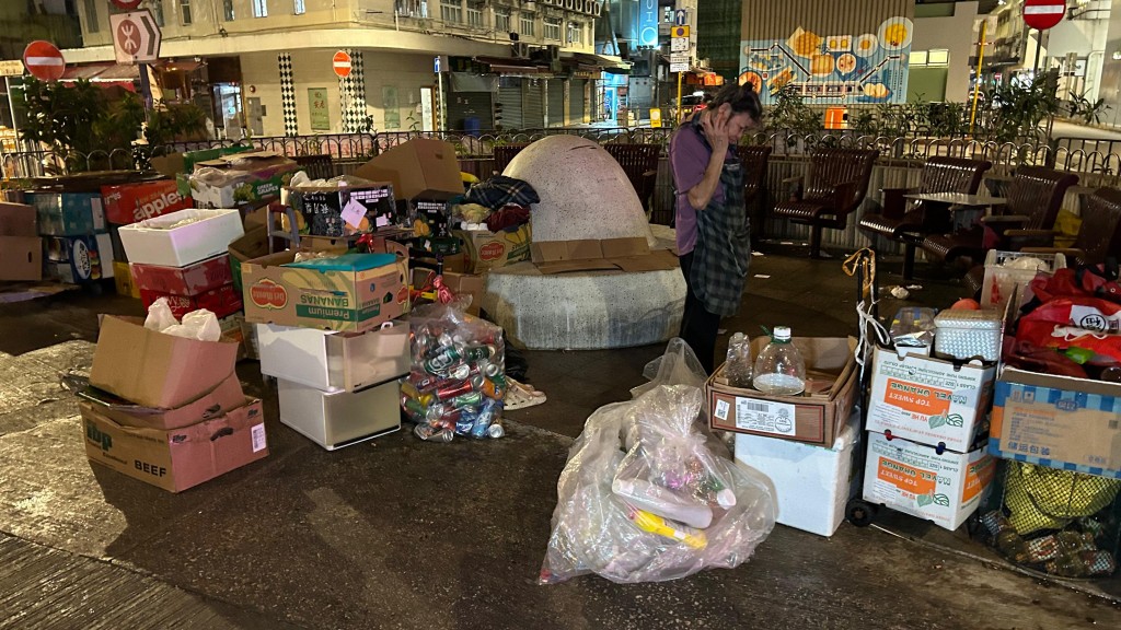 今晨黃雨期間,婆婆在天橋底露宿,看守着她的家當。 今晨黃雨期間,婆婆在天橋底露宿,看守着她的家當。