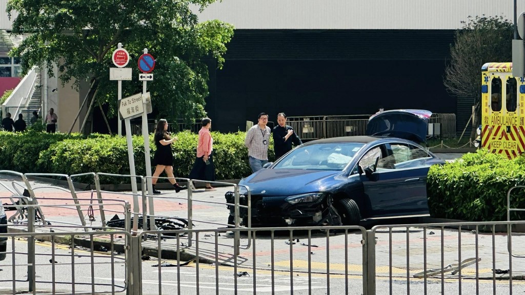 私家車車頭嚴重損毀。FB：Jeff Tang@車Cam L（香港群組）