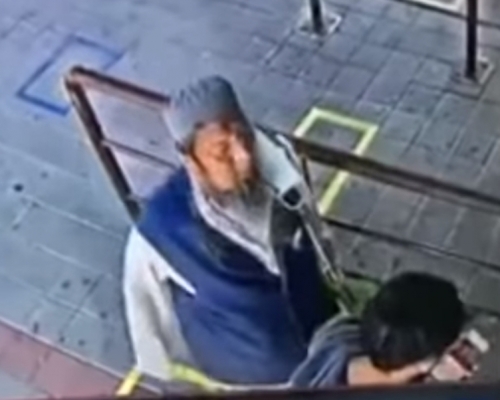 泰國大叔(戴帽者)排隊買票對人吐口水,其後暴斃火車上,事後驗出確診。(網圖)