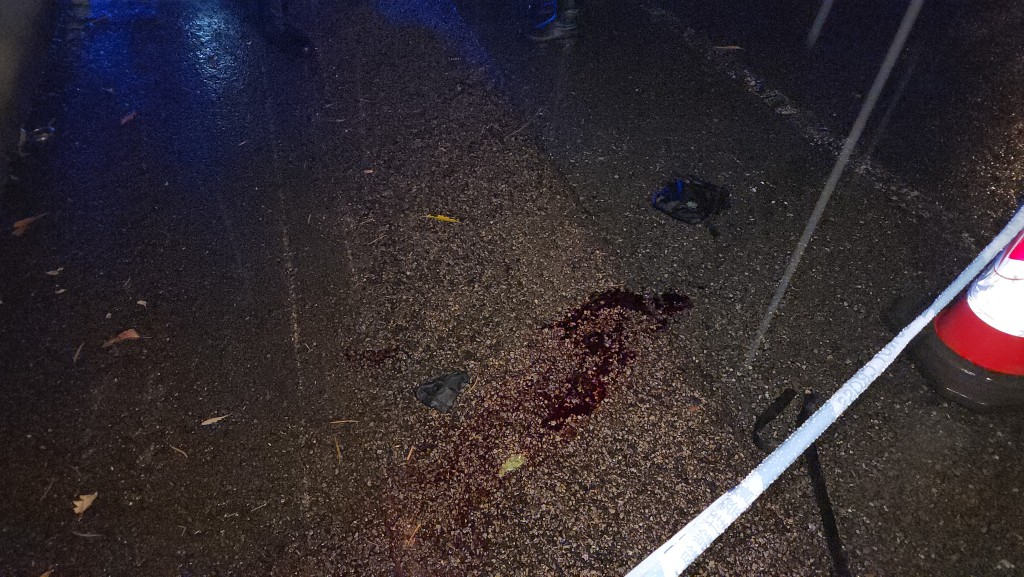 現場遺下一灘血迹。 現場遺下一灘血迹。